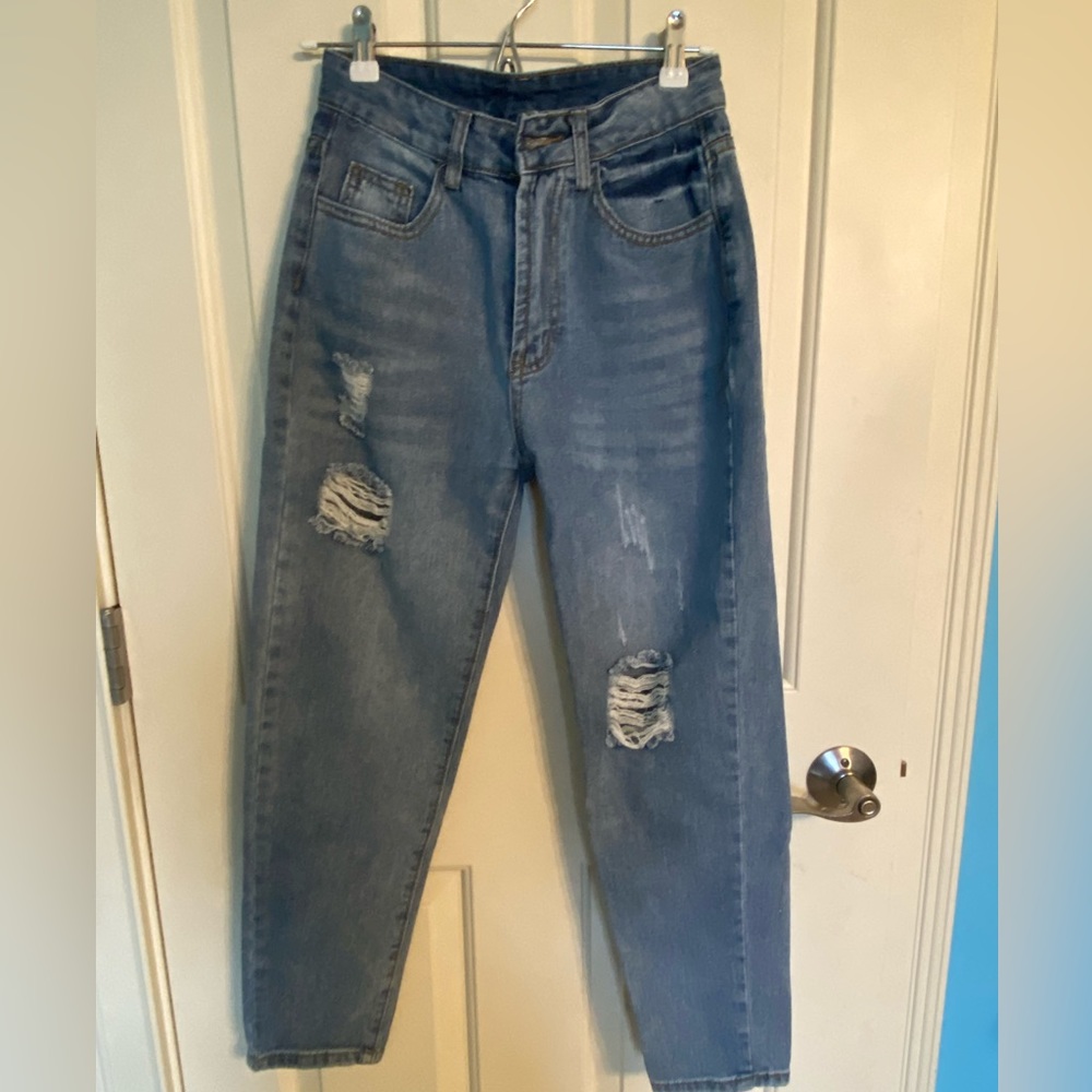 Ripped-washed crop jeans without belted